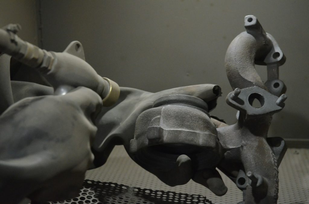 Sie sehen ein Motorenteil, hier, Ansaugstutzen mit Turbolader-Anschluss